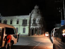 Tras el apagón, las calles de Tegucigalpa son iluminadas sólo por las luces de vehículos. AFP  /