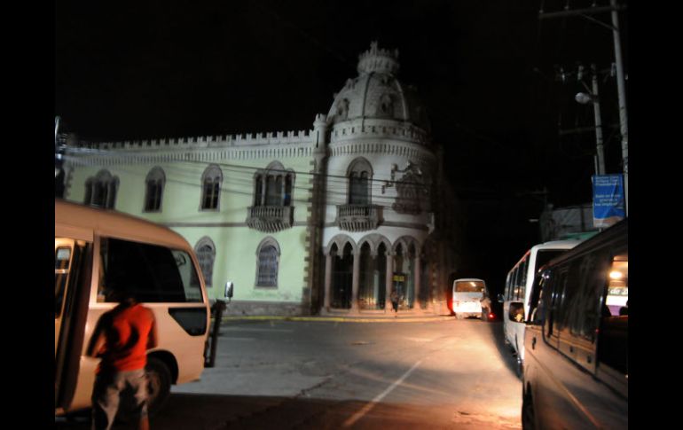 Tras el apagón, las calles de Tegucigalpa son iluminadas sólo por las luces de vehículos. AFP  /