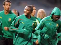 Samuel Eto'o (centro) y sus compañeros disputan hoy su primer partido mundialista. AFP  /