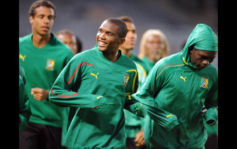 Samuel Eto'o (centro) y sus compañeros disputan hoy su primer partido mundialista. AFP  /