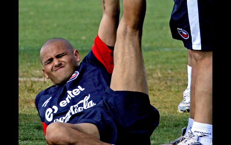 El delantero Humberto Suazo durante el entrenamiento que realizó ayer en las instalaciones de Ingwenyama. EFE  /