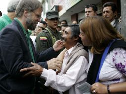 Antanas Mockus, candidato Verde a la presidencia de Colombia, tuvo contacto con sus seguidores en su cierre de campaña en Bogotá. AP  /