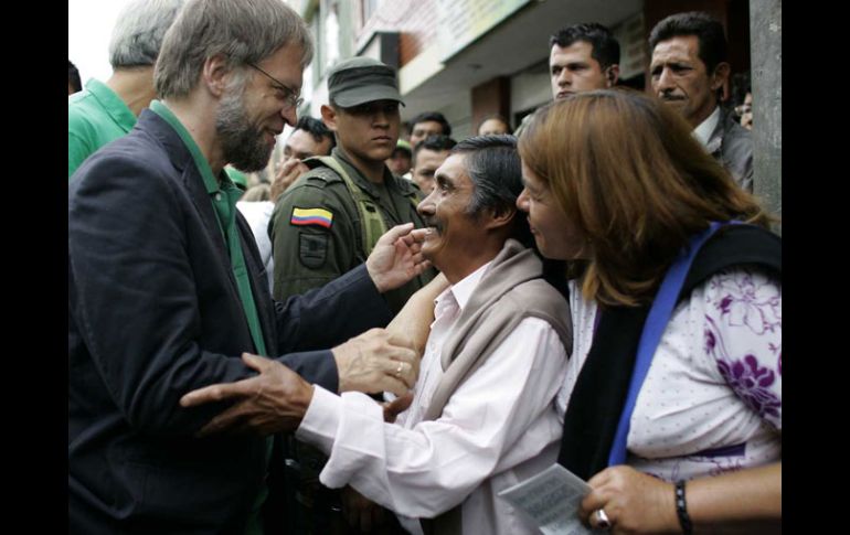 Antanas Mockus, candidato Verde a la presidencia de Colombia, tuvo contacto con sus seguidores en su cierre de campaña en Bogotá. AP  /