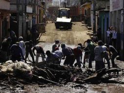 Decenas de voluntarios limpian las calles guatemaltecas, el temporal de lluvias ha afectado las tareas de reconstrucción. REUTERS  /