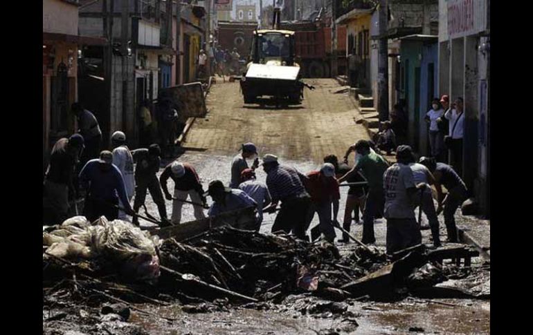 Decenas de voluntarios limpian las calles guatemaltecas, el temporal de lluvias ha afectado las tareas de reconstrucción. REUTERS  /