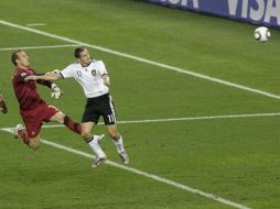 Miroslav Klose (der.), de Alemania, remata de cabeza para conseguir el 2-0 ante los australianos. REUTERS  /