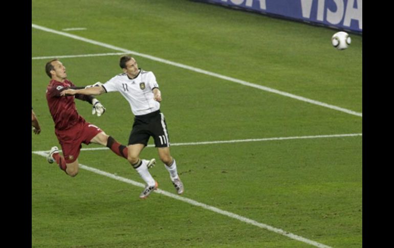 Miroslav Klose (der.), de Alemania, remata de cabeza para conseguir el 2-0 ante los australianos. REUTERS  /