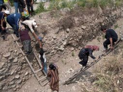 Voluntarios ayudan a mujeres y niños a escapar hacia Uzbekistán, la minoría usbeka ha sido objeto de violencia étnica. AFP  /