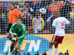 Un autogol de Simon Poulsen puso en ventaja 1-0 a Holanda. AP  /