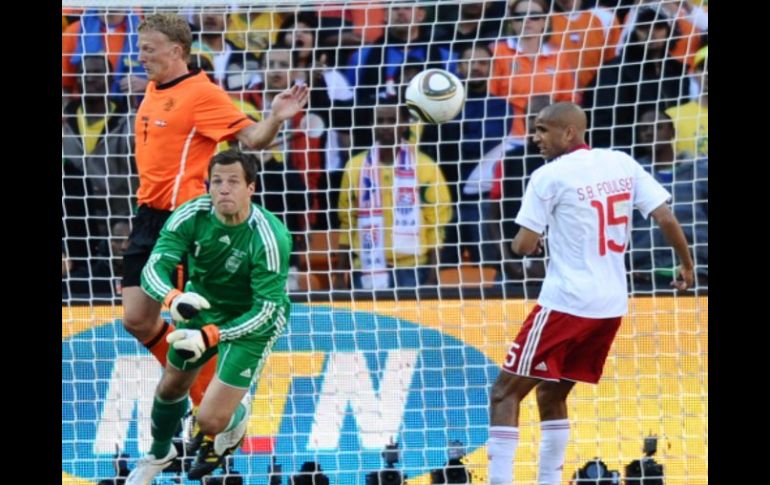 Un autogol de Simon Poulsen puso en ventaja 1-0 a Holanda. AP  /