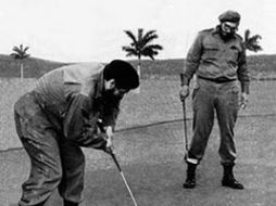 Algunas de las imágenes muestran a el Che y a Fidel Castro jugando al golf. ESPECIAL  /