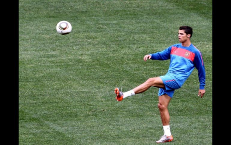 Cristiano Rolando se prepara en los entrenamientos con la Selección de Portugal y terminar con su sequía de goles. EFE  /