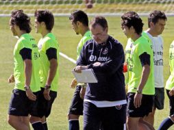 El entrenador de Chile, Marcelo Bielsa (centro) dio a conocer a sus titulares. EFE  /