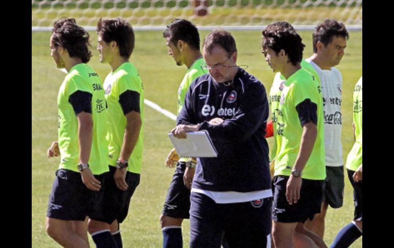 El entrenador de Chile, Marcelo Bielsa (centro) dio a conocer a sus titulares. EFE  /