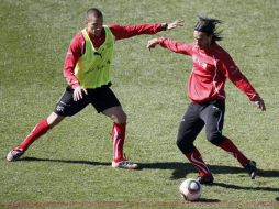 Los jugadores de la Selección de Suiza, Hakan Yakin (der.) y Goekhan Inler, se disputan el esférico. EFE  /