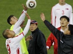 El entrenador norcoreano, Kim Jong-Hun (centro), entrena a su equipo. AP  /