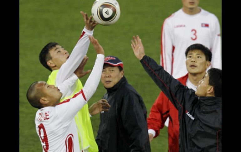 El entrenador norcoreano, Kim Jong-Hun (centro), entrena a su equipo. AP  /