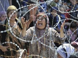 Las personas desesperadas por salir del país buscan refugio en Uzbekistán. AP  /