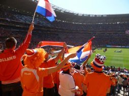 La mayoría de los aficionados portaron el color naranja en sus adornos. E. LÓPEZ MOTA  /