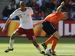 Simon Poulsen (izq.), disputa una pelota durante el partido entre Holanda y Dinamarca. AFP  /