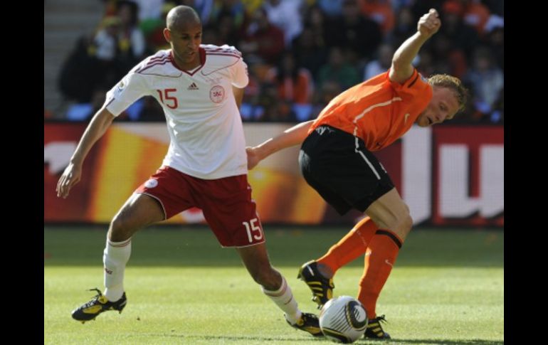 Simon Poulsen (izq.), disputa una pelota durante el partido entre Holanda y Dinamarca. AFP  /