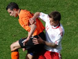 Daniel Agger intenta despojarle la pelota a un jugador holandés. AFP  /