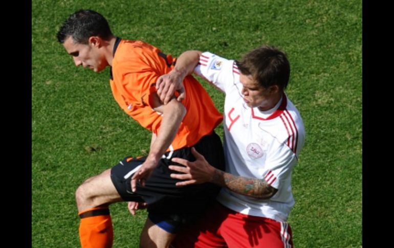 Daniel Agger intenta despojarle la pelota a un jugador holandés. AFP  /