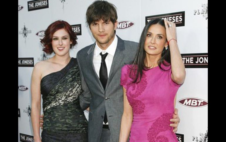 El actor (c) junto a su hijastra Rumer Willis (i) y su esposa la actriz Demi Moore (d). REUTERS  /