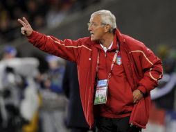 El seleccionador italiano, Marcello Lippi, da instrucciones desde la banda durante el partido. EFE  /