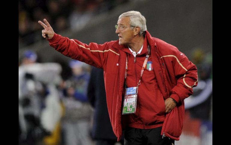 El seleccionador italiano, Marcello Lippi, da instrucciones desde la banda durante el partido. EFE  /