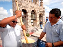 El INAH y la Universidad Autónoma de Yucatán, impartieron la primera cátedra-taller sobre su preparación y aplicación. EL UNIVERSAL  /