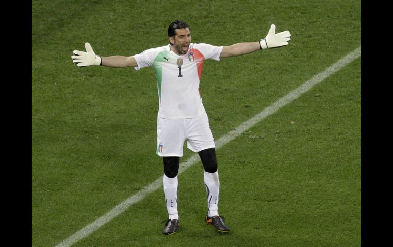 Gianluigi Buffon, portero de Italia pide más atención a su defensa tras el gol recibido hoy ante Paraguay. AP  /