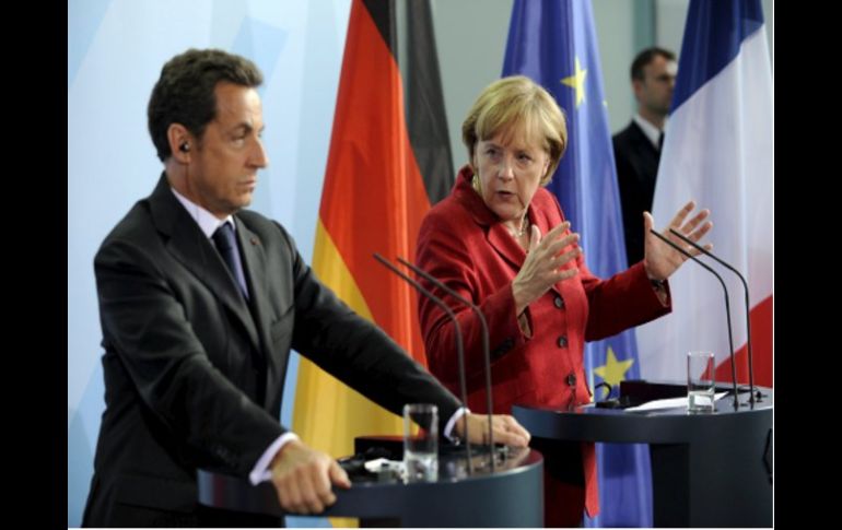 La canciller alemana Merkel y el presidente francés Sarkosy, comparecen ante los medios al término de un encuentro en Berlín. EFE  /