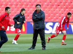 Kim Jong Hun, seleccionador de Corea de Norte, observa el entrenamiento del equipo hoy en el Estadio Ellis Park. EFE  /