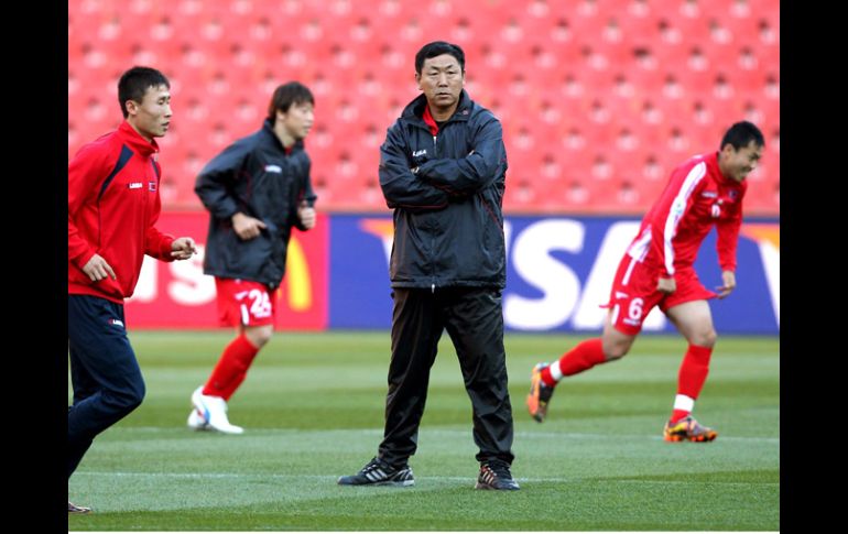 Kim Jong Hun, seleccionador de Corea de Norte, observa el entrenamiento del equipo hoy en el Estadio Ellis Park. EFE  /