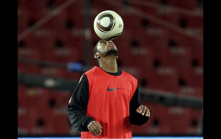 Robinho domina el balón al más puro estilo brasileño durante la práctica de hoy. EFE  /