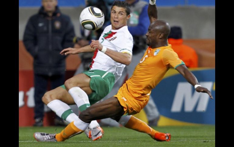 Acción del jugador del Portugal, Cristiano Ronaldo (izq.) durante el encuentro. AP  /