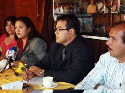 Trabajadores del Programa de Secundaria a Distancia para Adultos esta mañana en rueda de prensa. ADA HINOJOSA  /