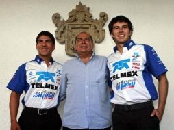 Los hermanos Sergio (der.) y Antonio Pérez (izq.), posan con su papá Antonio Pérez Garibay. E. PACHECO  /