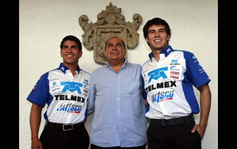 Los hermanos Sergio (der.) y Antonio Pérez (izq.), posan con su papá Antonio Pérez Garibay. E. PACHECO  /