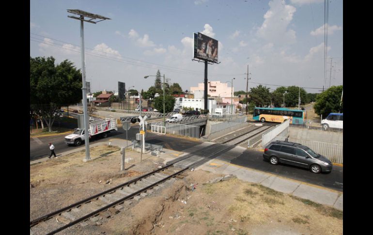 Emilio González defiende el proyecto de la Vía Express, que se construirá encima de las vías. M. MENDOZA  /