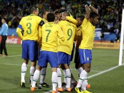 Los jugadores brasileños celebran la anotación de Maicon. AP  /