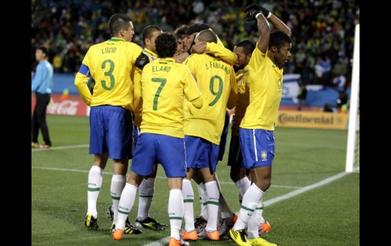 Los jugadores brasileños celebran la anotación de Maicon. AP  /