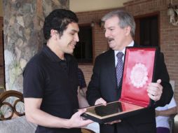 Salvador Cabañas, recibió una placa del presidente del Congreso, Miguel Carrizosa. AP  /