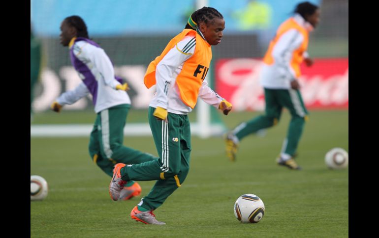 Siphiwe Tshabalala durante el entrenamiento de los anfitriones del Mundial. EFE  /