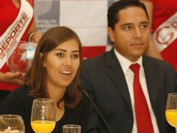 Linda Ochoa (aquí junto a André Marx) asistió como representante de los deportistas. M. FREYRÍA  /