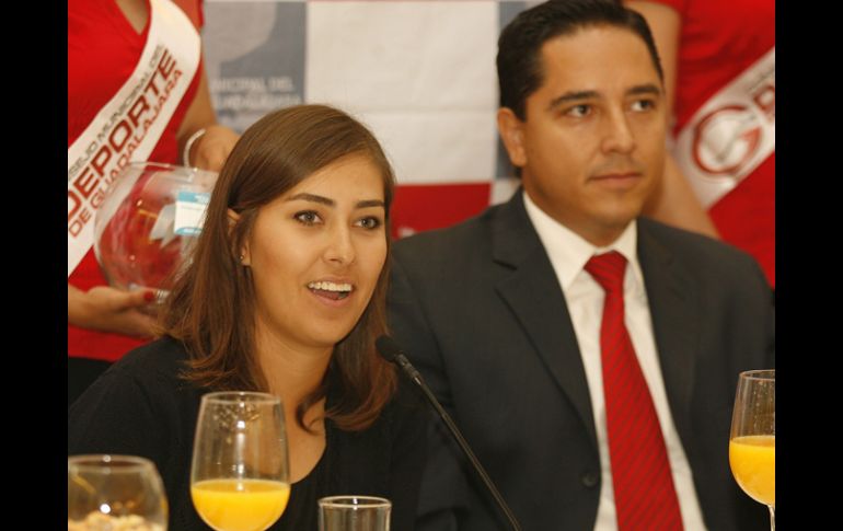 Linda Ochoa (aquí junto a André Marx) asistió como representante de los deportistas. M. FREYRÍA  /