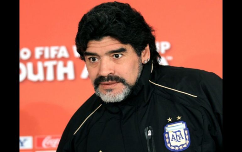 Diego Armando Maradona enfrenta los comentarios de  Pelé en rueda de prensa. EFE  /