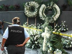 Afuera del bar 'The Grand Hotel' se han dispuesto ofrendas florales por el hijo del compositor. EL UNIVERSAL  /