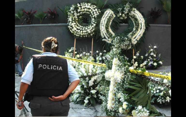 Afuera del bar 'The Grand Hotel' se han dispuesto ofrendas florales por el hijo del compositor. EL UNIVERSAL  /